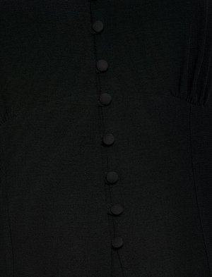рубашки Материал %100 Вискоз Параметры модели: рост: 177 cm, грудь: 82, талия: 61, бедра: 88 Надет размер: 36