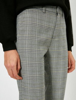 брюки Материал %100 полиэстер Параметры модели: рост: 177 cm, грудь: 82, талия: 61, бедра: 88 Надет размер: 36