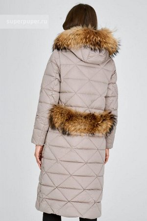 Женское пальто текстильное на натуральном пуху с отделкой мехом енота