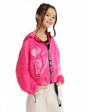 Куртка дд Розовая ветровка для девочки свободной укороченной формы со спущенным плечом. Центральная застежка на контрастную молнию. Капюшон, манжеты и низ изделия на регулировке. Карман декорирован фи