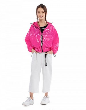 Куртка дд Розовая ветровка для девочки свободной укороченной формы со спущенным плечом. Центральная застежка на контрастную молнию. Капюшон, манжеты и низ изделия на регулировке. Карман декорирован фи
