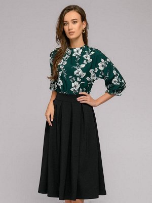 Платье изумрудного цвета длины миди с принтом и черной юбкой