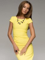 Платье-футляр желтого цвета