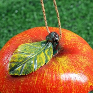 Подвесной декор-кормушка для дачи "Красное яблоко и птичка" из полистоуна, 14см, зимняя