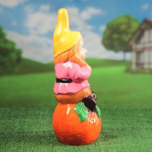 Садовая фигура "Гном на апельсине" глянец, розово-салатовый