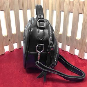 Модная сумочка Forsage с ремнем через плечо из натуральной кожи черного цвета.