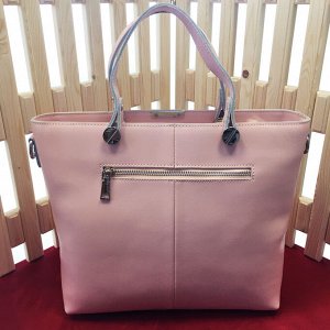 Классическая сумка Storyteller формата А4 из качественной натуральной кожи нежно-розового цвета.