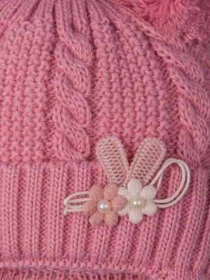 Шапка вязаная для девочки с двумя бубончиками на завязках, на отвороте два цветочка, тускло-розовый