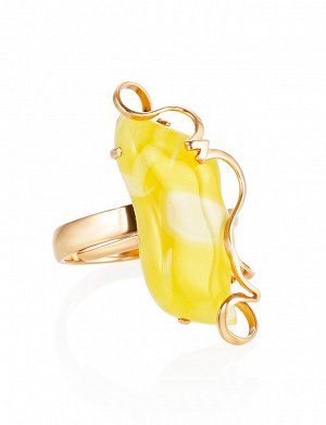 Яркое кольцо из натурального цельного янтаря медового цвета в золотой оправе «Риальто», 006203067