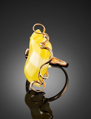 Яркое кольцо из натурального цельного янтаря медового цвета в золотой оправе «Риальто», 006203067