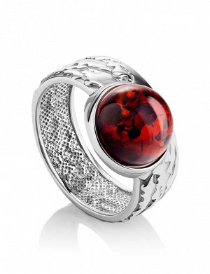 Эффектное кольцо «Илиада» из серебра и натурального вишнёвого янтаря