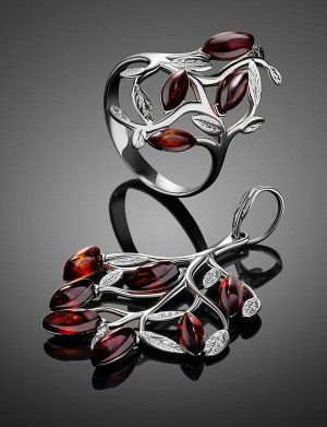 Яркое кольцо из серебра, украшенное натуральным тёмно-коньячным янтарём «Тропиканка»