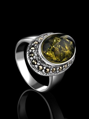 Яркий перстень «Эйфория» из серебра и зелёного янтаря, 006302461