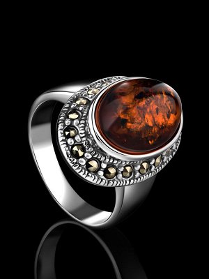 Крупное эффектное кольцо из серебра с марказитами и янтарём «Эйфория»