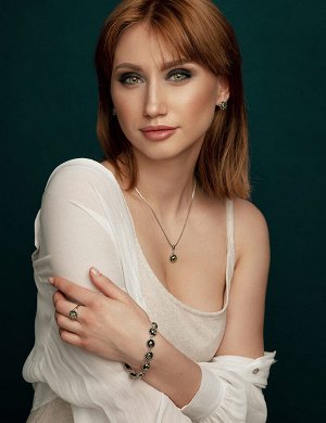 Браслет с натуральным янтарём зелёного цвета «Бруния»