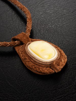 Стильное колье из кожи «Амазонка», украшенное натуральным молочным янтарём, 006101262