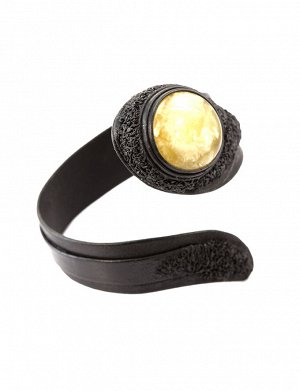 Эффектный браслет из чёрной кожи со вставкой из натурального балтийского янтаря «Змейка», 605005206
