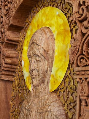 Деревянная резная икона «Матрона Московская» с натуральным балтийским янтарём