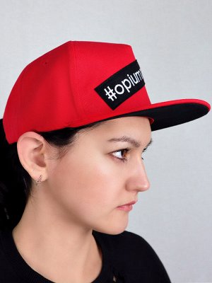 Бейсболка 100% хлопок | Легендарный головной убор - бейсболка. Выполнена из плотной хлопковой ткани активного красного цвета. Модель из пяти клиньев, имеет жесткий закругленный козырек, люверсы для ве