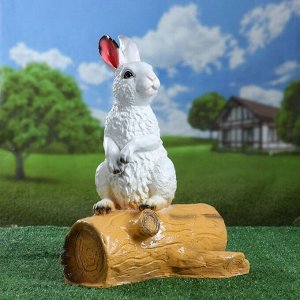 Садовая фигура "Белый зайка на бревне" 45см