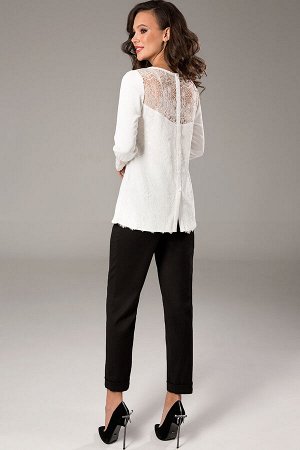 Блуза Блуза Teffi style 1476 
Состав ткани: ПЭ-100%; 
Рост: 170 см.

Блузка женская прямого силуэта с застежкой по спинке.  Перед с нагрудными вытачками. Спинка разрезная, верхний слой из кружева, ни