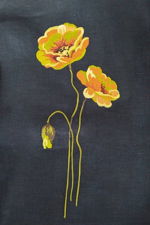 Комплект Комплект MALI 719-005 темно-синий+оранжевый 
Состав ткани: Лён-100%; 
Рост: 170 см.

Комплект льняной от MALI, состоящий из блузы и брюк.   Блуза со слегка углубленной горловиной округлой фо
