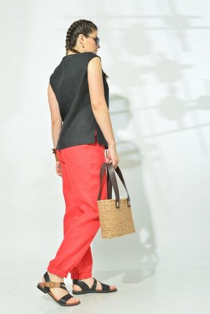 Комплект Комплект MALI 719-005 черный+красный 
Состав ткани: Лён-100%; 
Рост: 170 см.

Комплект льняной от MALI, состоящий из блузы и брюк.   Блуза со слегка углубленной горловиной округлой формы. Пе
