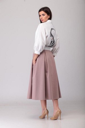 Комплект Комплект Lars Style 409 
Рост: 164 см.

Невероятно стильный юбочный комплект, состоящий из блузы и юбки. Блуза прямого силуэта. На спинке и левой полочке расположен декор-вышивка. Длина по с