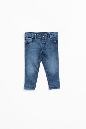 Брюки Классические джинсы из качественного денима сочетают в себе стиль и комфорт. Детские брюки оснащены карманами и резинкой утяжкой для талии на поясе, а также застежкой в виде пуговицы. Плотный эл