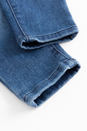 Брюки Классические джинсы из качественного денима сочетают в себе стиль и комфорт. Детские брюки оснащены карманами и резинкой утяжкой для талии на поясе, а также застежкой в виде пуговицы. Плотный эл