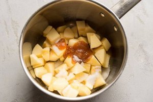 Феноменально простой и фантастически вкусный — пирог с пряностями и фруктами (яблоками)