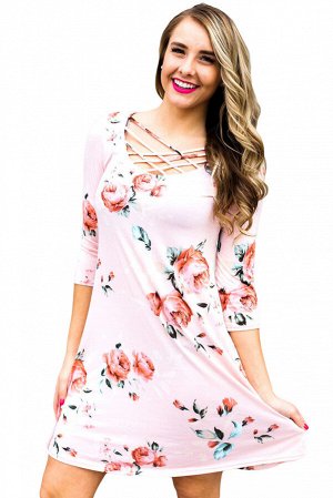 Розовое платье-трапеция с цветочным узором и переплетенными полосками в вырезе