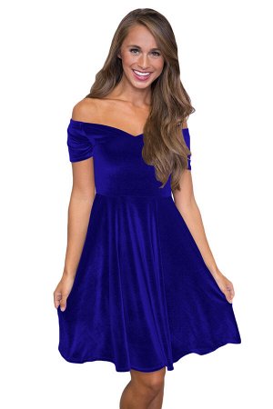 Синее бархатное платье со спущенными рукавами и пышной юбкой