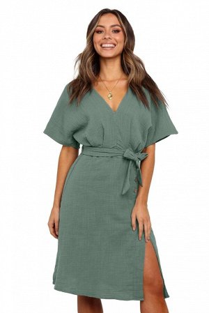 Приглушенно-зеленое приталенное платье на запах с поясом и разрезом на юбке