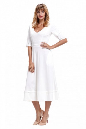 Белое платье с завышенной талией и расклешенной юбкой