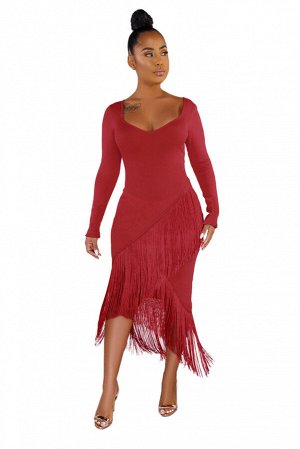 Красное облегающее платье с глубоким вырезом каре и длинной бахромой на юбке