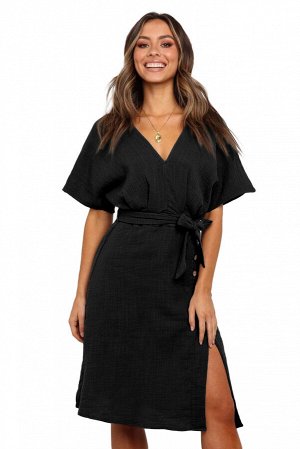 Черное приталенное платье на запах с поясом и разрезом на юбке