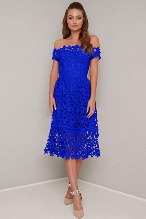 Синее ажурное платье с открытыми плечами и короткими спущенными рукавами