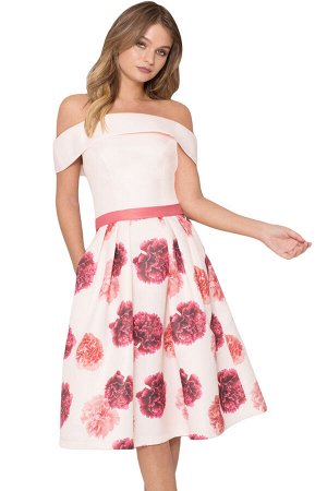 Розовое платье с открытыми плечами и цветочным узором на пышной юбке