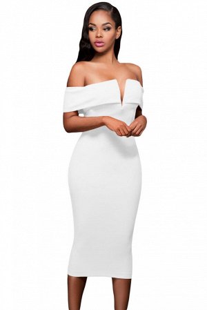 Белое платье-футляр с обнаженными плечами и глубоким фигурным декольте