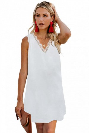 Белое мини платье-трапеция с V-образным вырезом и тонкой кружевной отделкой