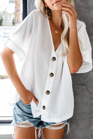 Белая блузка с глубоким V-образным вырезом и застежкой на пуговицы
