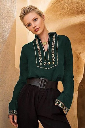 Зеленая блузка с воротником-стойкой и золотистой вышивкой с стиле бохо