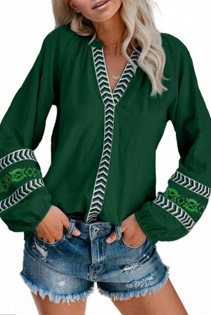Зеленая блуза с вышитыми полосами в крестьянском стиле