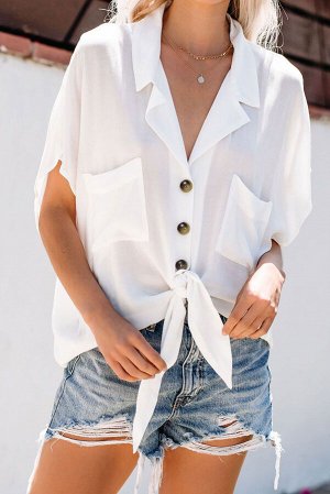 Белая блуза-рубашка с нагрудными карманами и завязками снизу