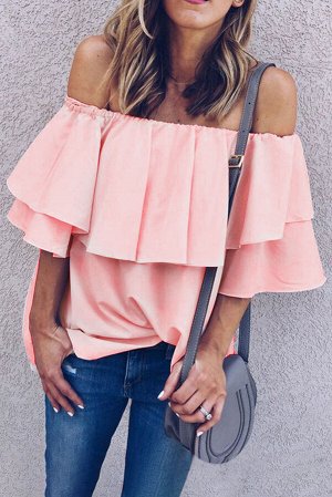 Розовая блузка с открытыми плечами и широким воланом сверху