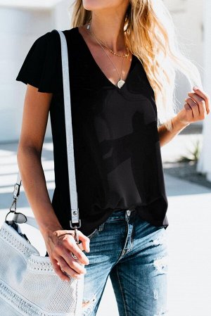 Черная блуза с V-образным вырезом и короткими расклешенными рукавами