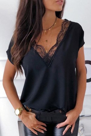 Черная блуза с короткими рукавами и кружевной каймой вдоль выреза