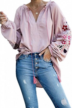 Розовая блуза в крестьянском стиле с вышивкой на рукавах и шнурками с кисточками