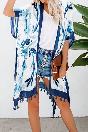 Белая пляжная накидка-кимоно с синим цветочным принтом и бахромой-кисточками